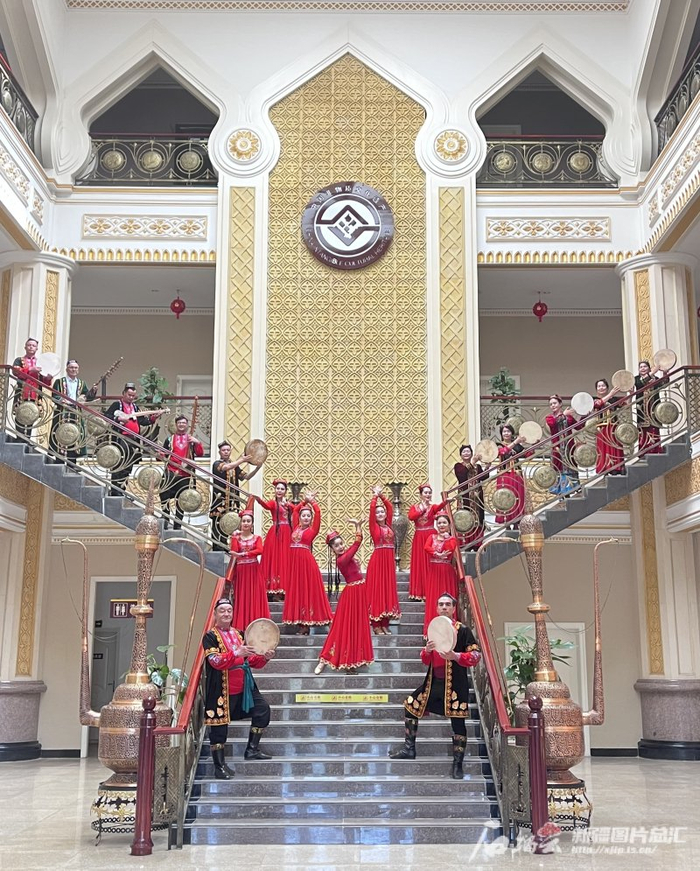 在哈密市非物质文化遗产保护中心，回城乡的传承人们和当地演员进行哈密木卡姆表演。石榴云/新疆日报记者 王晶晶摄