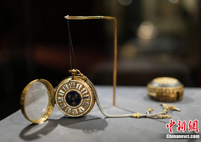 铜镀金壳开光人物像怀表。史春阳 摄