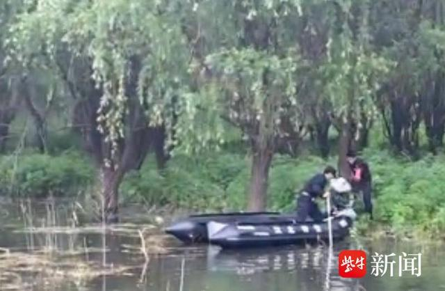 图为江北警方救助受困群众