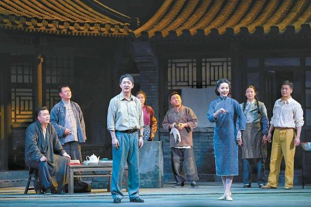 　　5月1日晚，人艺最新京味年代大戏《永定门里》在首都剧场首演。本报记者 方非摄