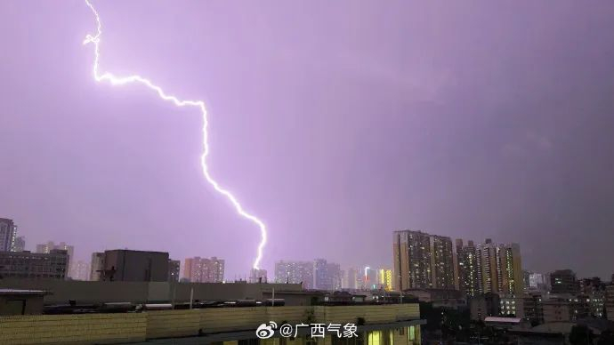 5月4日夜南宁一道道闪电划破天际。刘英轶 摄