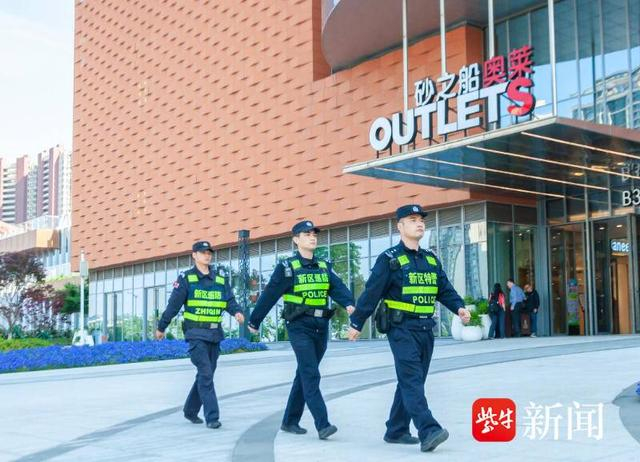 图为江北警方在节日执勤中