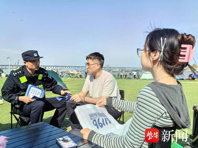 图为江北警方在节日进行反诈宣传