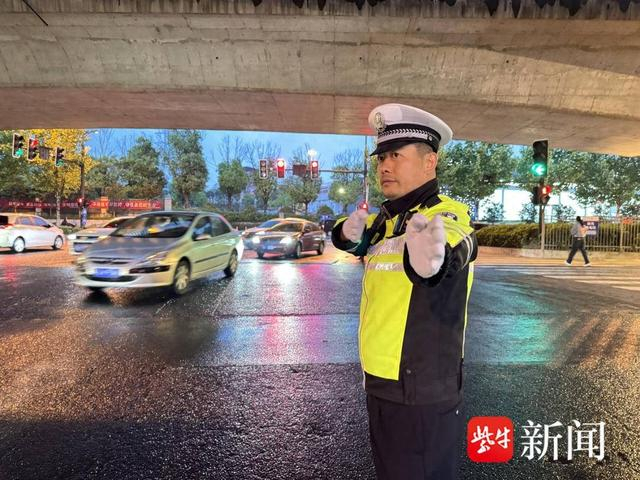 图为江北警方在节日执勤中