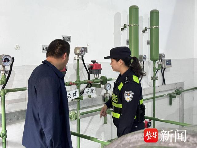 图为江北警方在节日执勤中