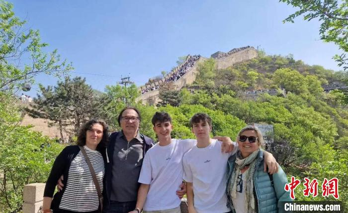 小龙和家人在长城合影。　受访者供图