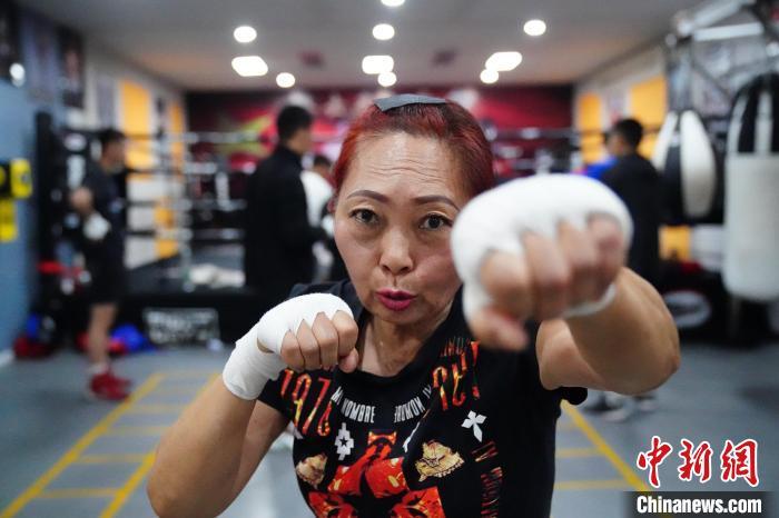 3月20日，正在训练的“拳击妈妈”何菊仙。　中新社记者 刘冉阳 摄