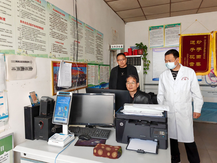 贾同乐在涞水县王村镇戴家庄村了解村卫生室建设情况。 保定市第一中心医院供图