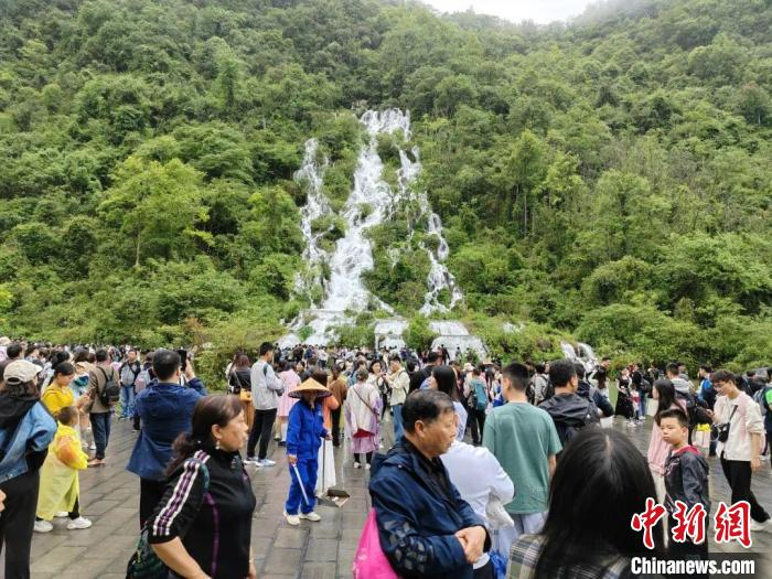 图为游客在贵州游览荔波小七孔景区。莫珍桃　摄