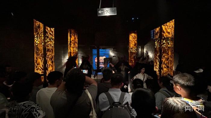 考古科学体验馆受到游客欢迎（央广网记者 张丽娜 摄）