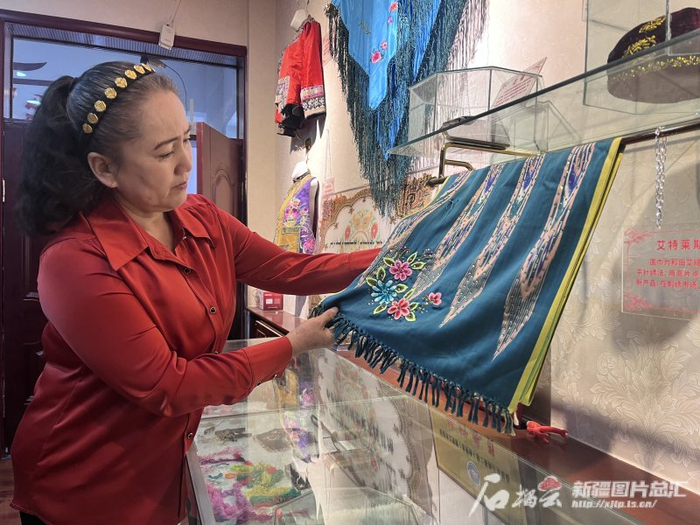 哈密刺绣国家级代表性传承人阿加汗·赛买提家，不仅有刺绣工厂，还有一个展示哈密刺绣的展厅。石榴云/新疆日报记者 王晶晶摄