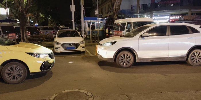 停靠在路边的网约车与出租车图源：时代周报记者傅一波