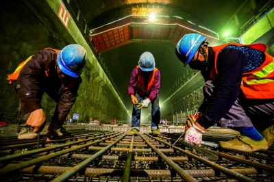 工人在白鹤滩水电站地下厂房施工。