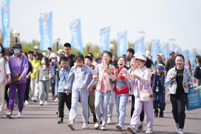   5月2日，游客在位于哈尔滨市的太阳岛国家级风景名胜区游览。 新华社记者 王松 摄