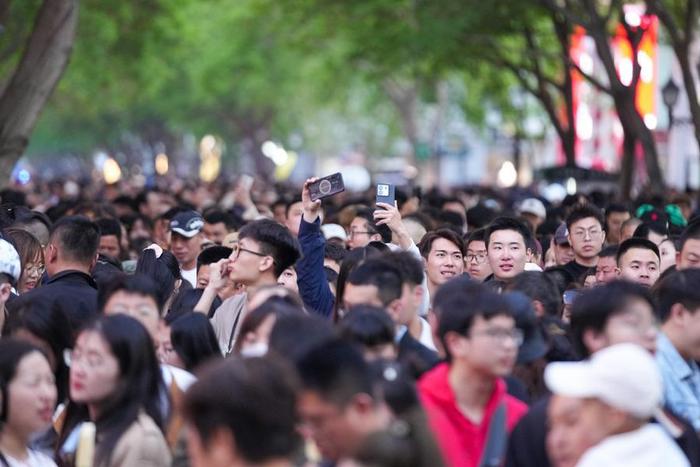   5月1日，哈尔滨中央大街上人头攒动。“五一”假期，文旅市场火热。新华社记者 王建威 摄