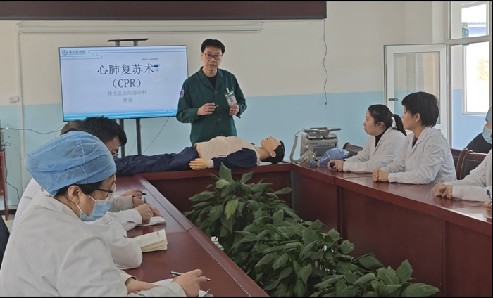 梁青在涞水县赵各庄镇卫生院为村医培训急救知识。保定市第一中心医院供图。