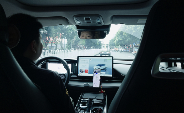 正在开车的网约车司机图源：时代周报记者傅一波