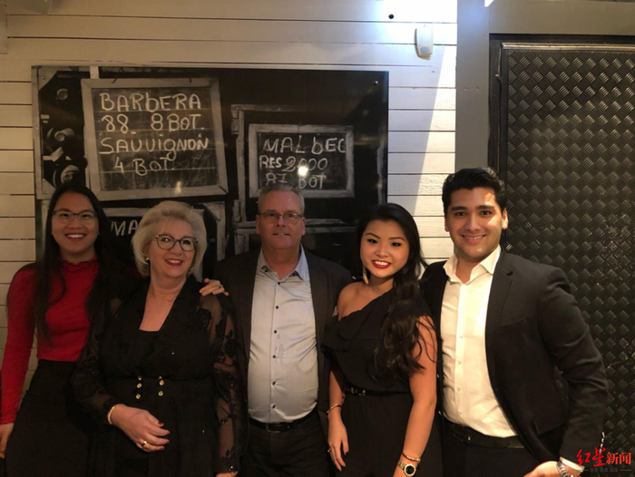 ▲苏丹（右二）和男友、养父母一家