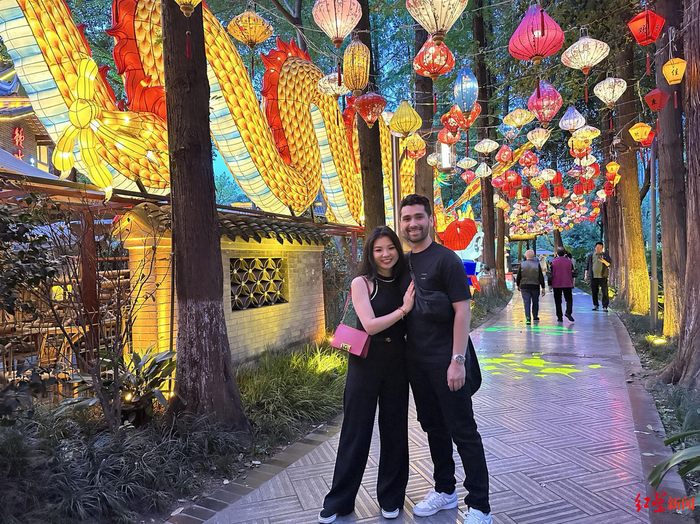 ▲苏丹和男友在成都