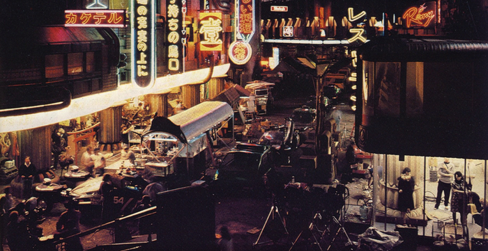 《银翼杀手》剧照，赛博城市有借鉴九龙城寨