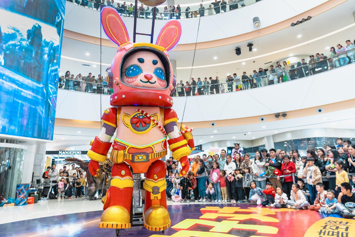 图说：温州首秀·星际访客巨型木偶剧在银泰百货瓯海店上演。