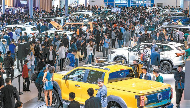 “五一”假期，北京车展热度不减，不少市民游客将其作为假期游览第一站。本报记者 潘之望摄
