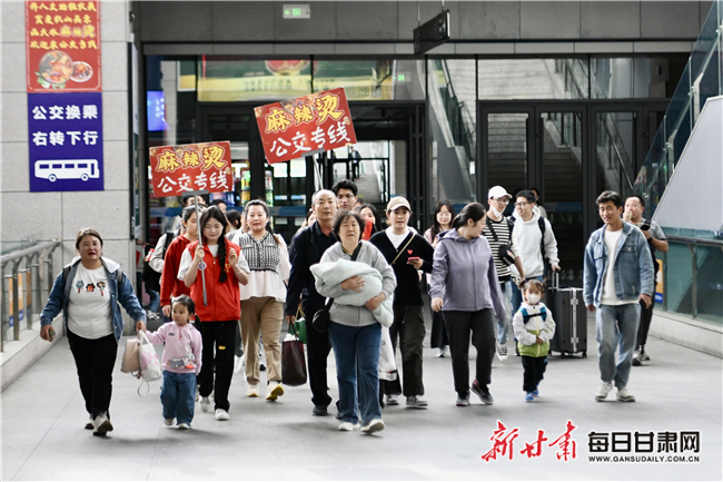 志愿者为游客带路。