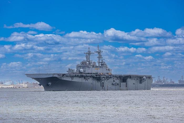 4月6日，“黄蜂”号从诺福克军港出发开始部署前训练 图片来源：社交媒体X（原”推特“）账户@WarshipCam