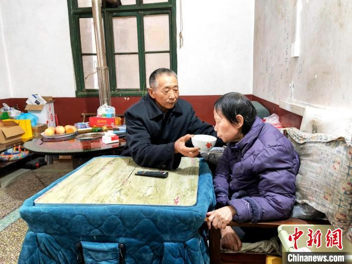 傅有良对久病卧床妻子十七载不离不弃贴心守护。　苏赛 摄