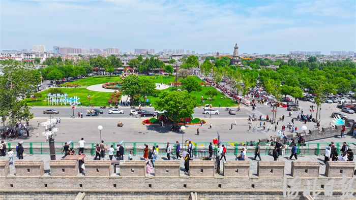 5月1日，游客们在正定南城门景区游玩。 河北日报记者 史晟全摄