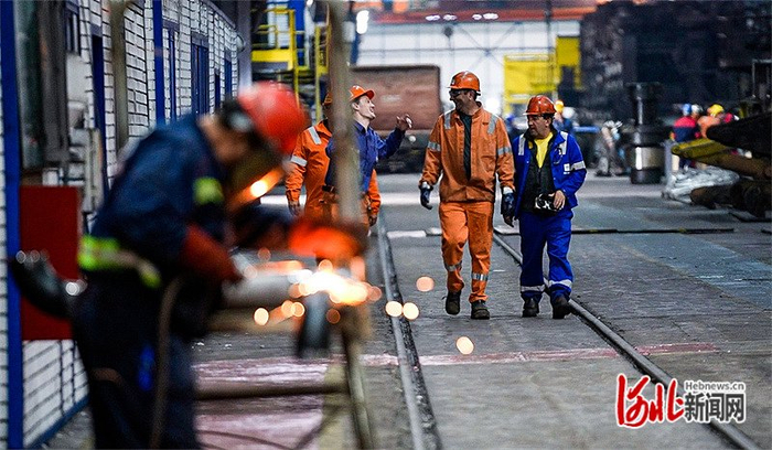 塞尔维亚当地时间4月24日，工人在河钢塞钢车间。李畅摄