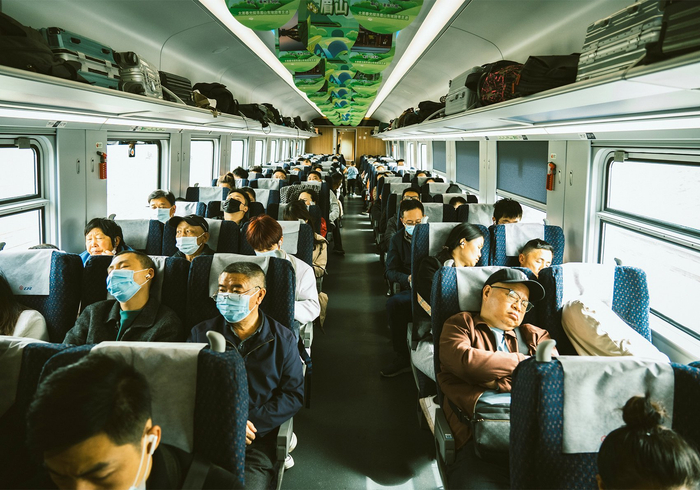 旅客坐高铁出行 图片来源：每经记者 张建 摄