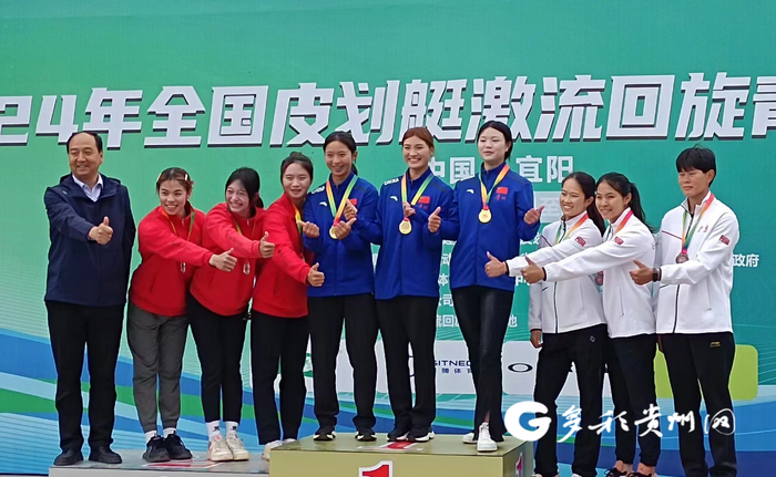 晏雪梅、马世娜、喻青静在冠军领奖台