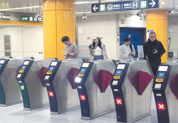 当前，多数乘客乘坐地铁都是扫码进站。