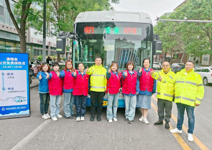 ▲演唱会外守护歌迷平安回家