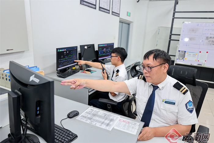 DCC调度员通过ATS线地工作站开展接发列车作业。