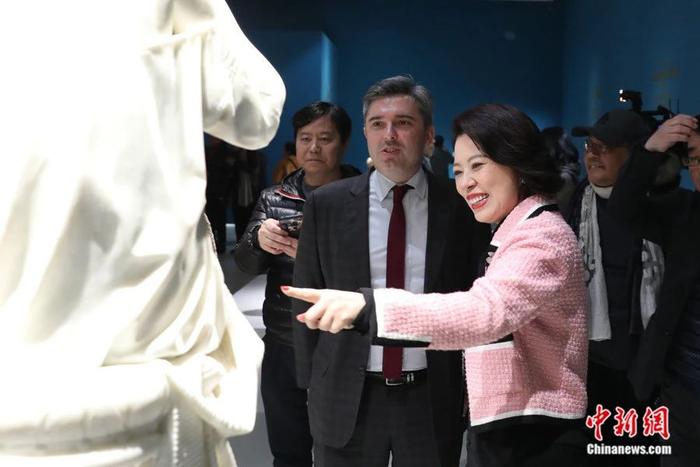吴静向法国驻上海总领事王度(Joan Valadou)介绍展品。受访者供图
