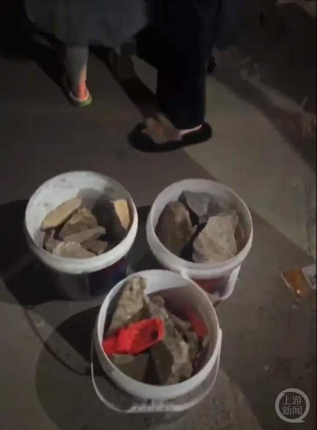 村民提着塑料桶售卖石头