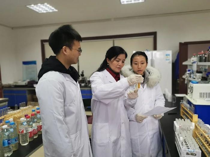 雷晓玲带着团队做水质检测