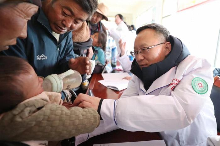 “格桑花之爱”绽放日喀则①｜10年前藏区患儿变公益志愿者：“上海医生改变我的人生”