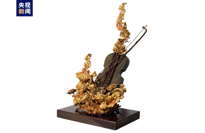 朱炳仁68《情深东西(熔铜雕塑)》