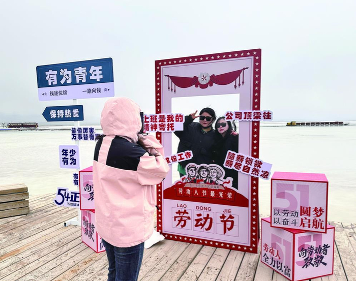 游客沉浸式打卡茶卡盐湖。李庆玲 摄