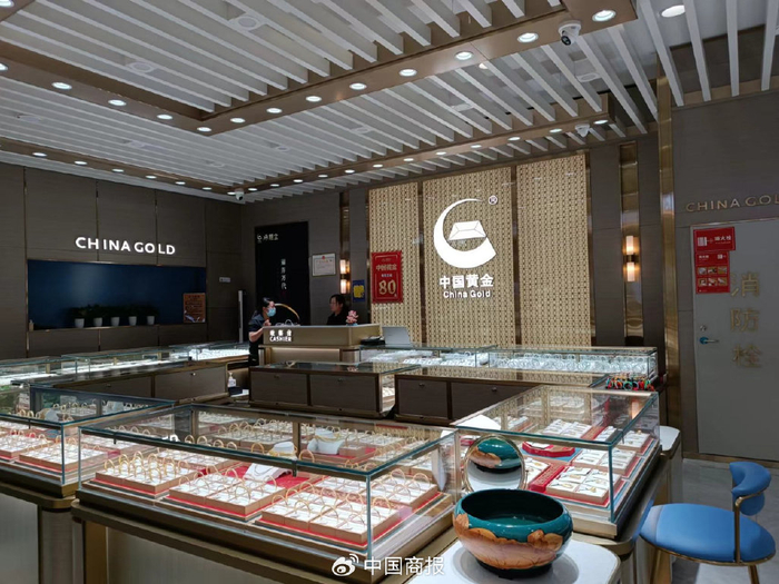 图为位于北京市西城区广安门外大街天虹商场内的中国黄金专柜。（中国商报记者 杨宏生/摄）