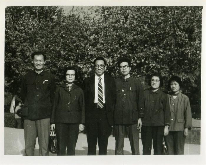 1979年11月美国圣母大学杨光祖教授来校讲学时与部分热工教师合影（左起第4人）