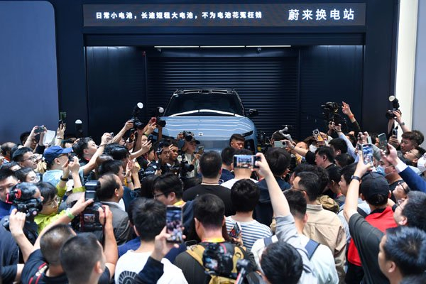 　　在北京中国国际展览中心顺义馆举行的2024北京车展上，参观者在蔚来汽车展台参观电动汽车换电站演示。新华社记者　鞠焕宗　摄