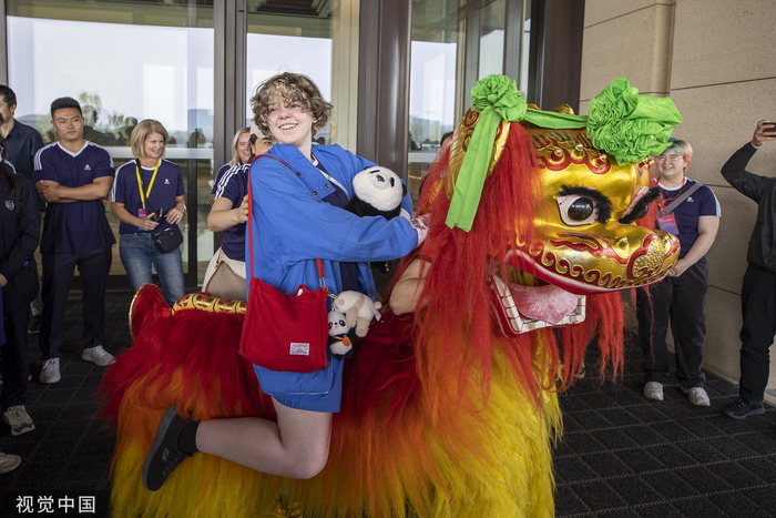 4月22日，美国马斯卡廷中学生和石家庄外国语学校学生在容东公园观看当地非遗舞狮 图自视觉中国