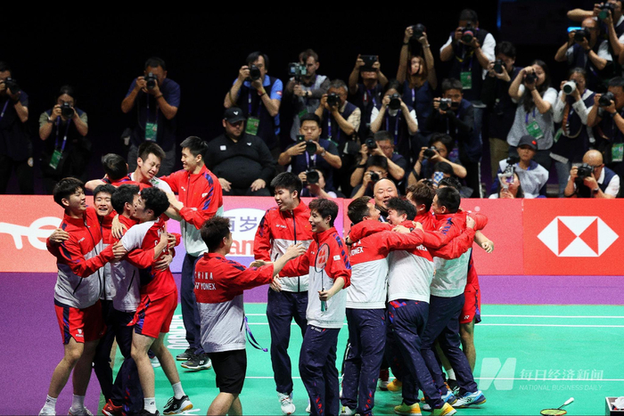 成都2024汤尤杯国羽男队庆祝胜利 图片来源：每经记者 张建 摄