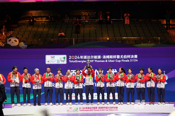 成都2024汤尤杯国羽女队站上领奖台 图片来源：每经记者 张建 摄