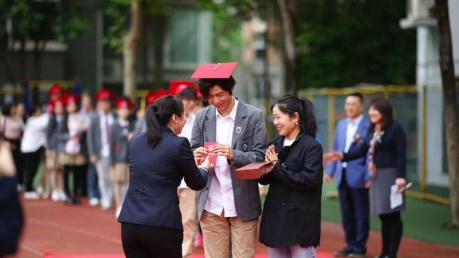 西安雁南中学举行高2024届学生成人礼