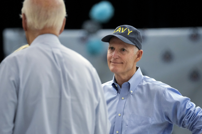 美国佛罗里达州共和党籍参议员里克·斯科特（右）正看向美国总统拜登 图自视觉中国